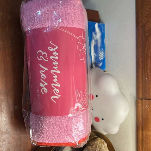 Yoga towel Summer and rose by fabfitfun - Picture 4 of 6